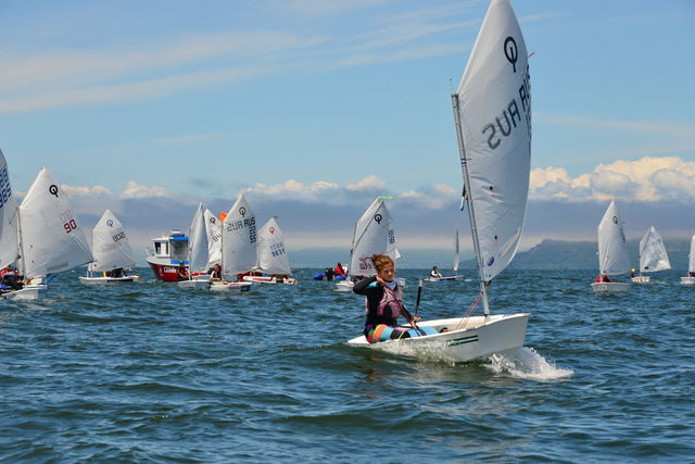 погода яхт клуб семь футов. город владивосток яхт клуб. класс оптимист парусный спорт. командные гонки парусный спорт. яхт клуб семь футов пирс.